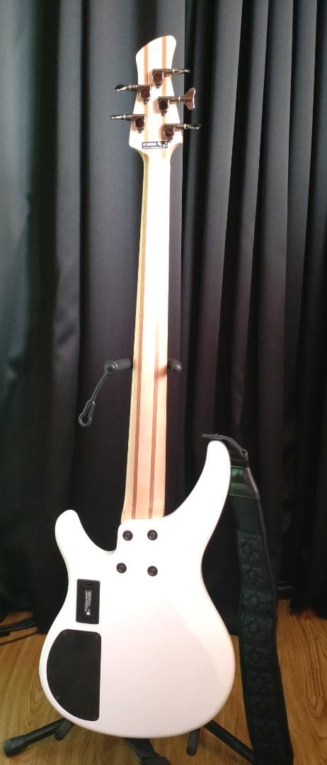 ★★ YAMAHA TRBX305 5弦ベース おまけ付き ★★