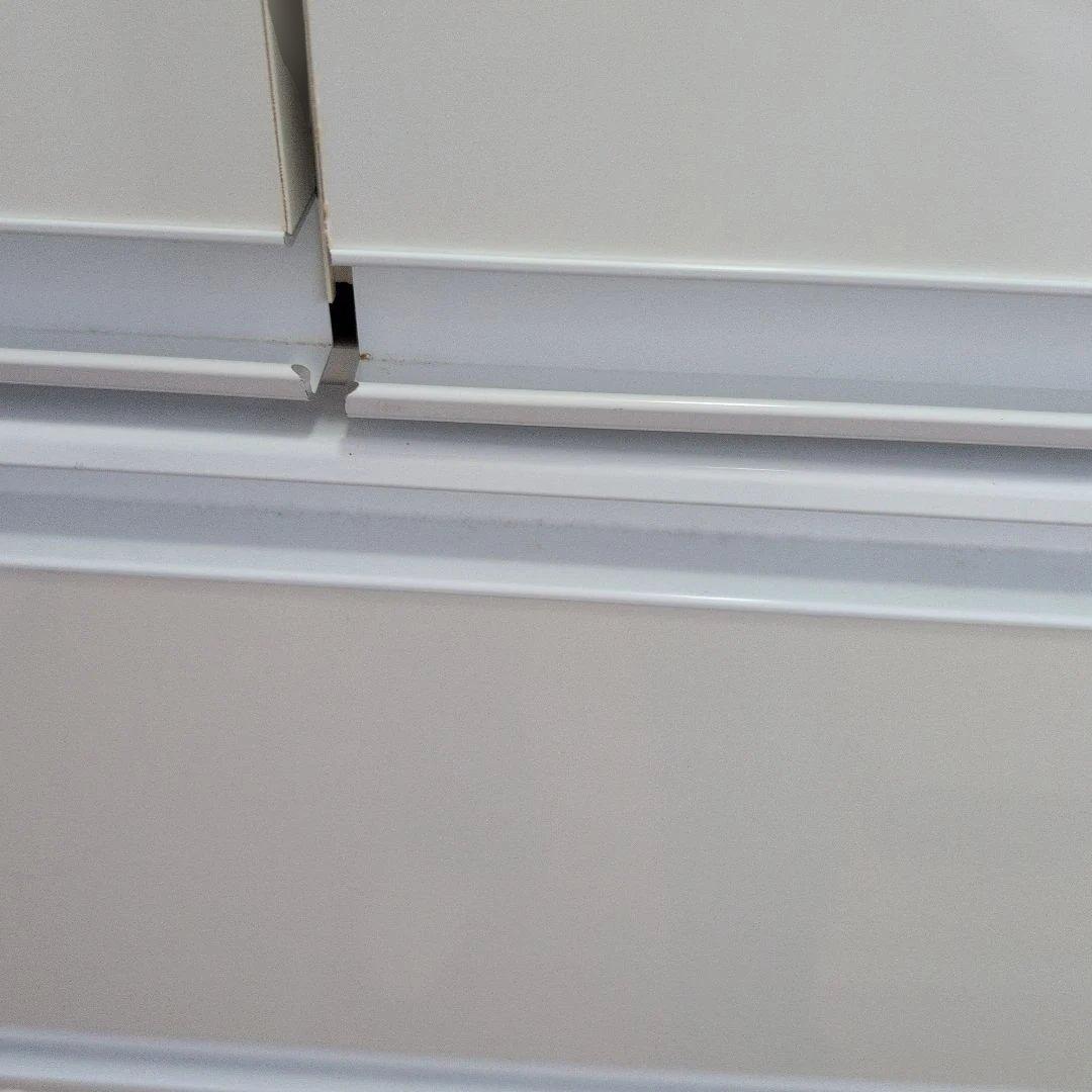 鏡面扉チェスト　オフホワイト 大容量収納棚 　リビング　キッチン　洗面所に！美品