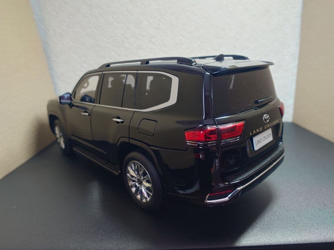 LCD Models 1/18 ランドクルーザー300 ZX