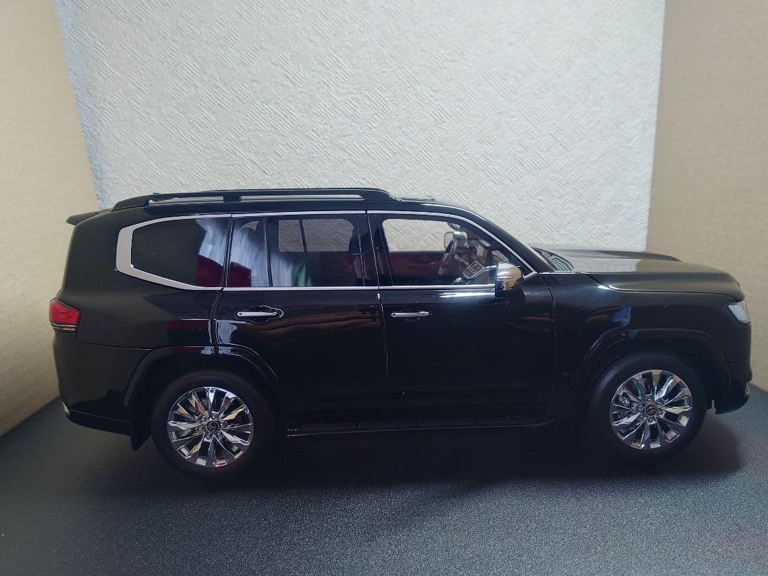 LCD Models 1/18 ランドクルーザー300 ZX