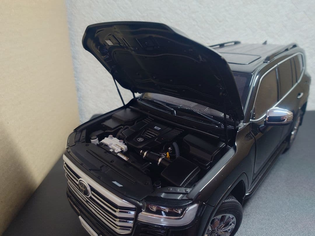 LCD Models 1/18 ランドクルーザー300 ZX