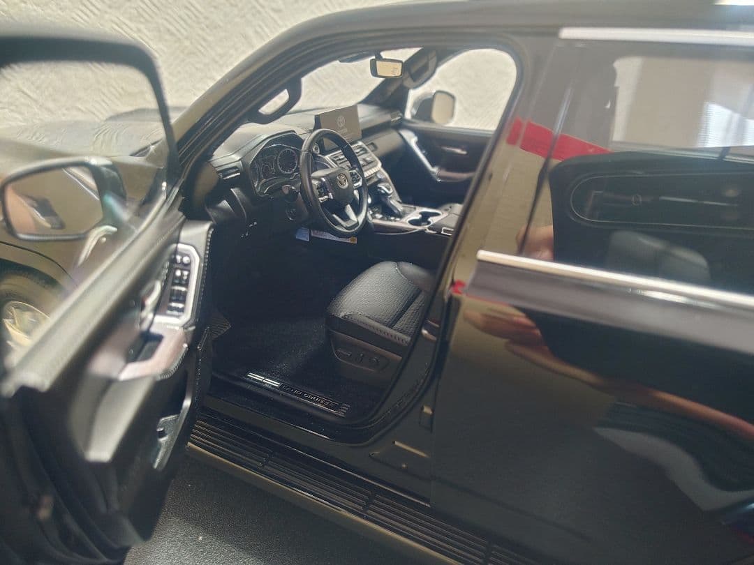 LCD Models 1/18 ランドクルーザー300 ZX