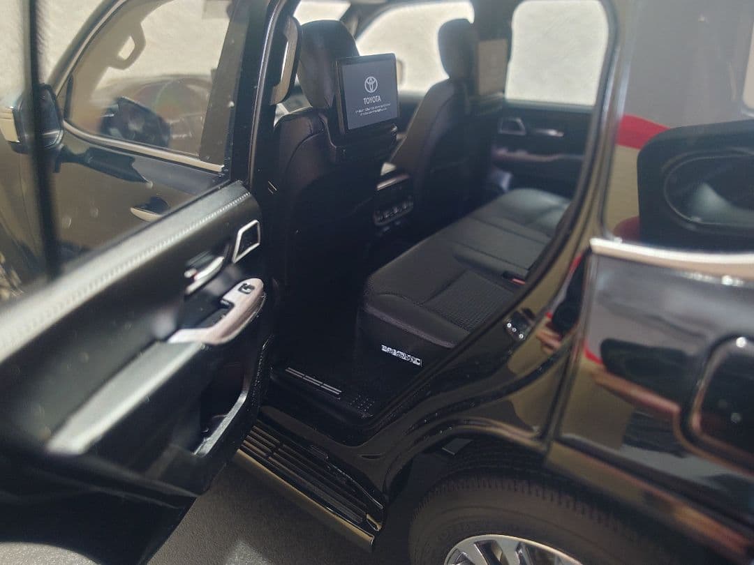 LCD Models 1/18 ランドクルーザー300 ZX