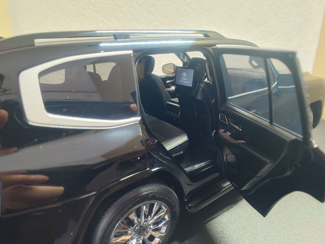 LCD Models 1/18 ランドクルーザー300 ZX