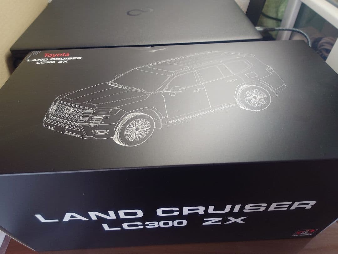 LCD Models 1/18 ランドクルーザー300 ZX