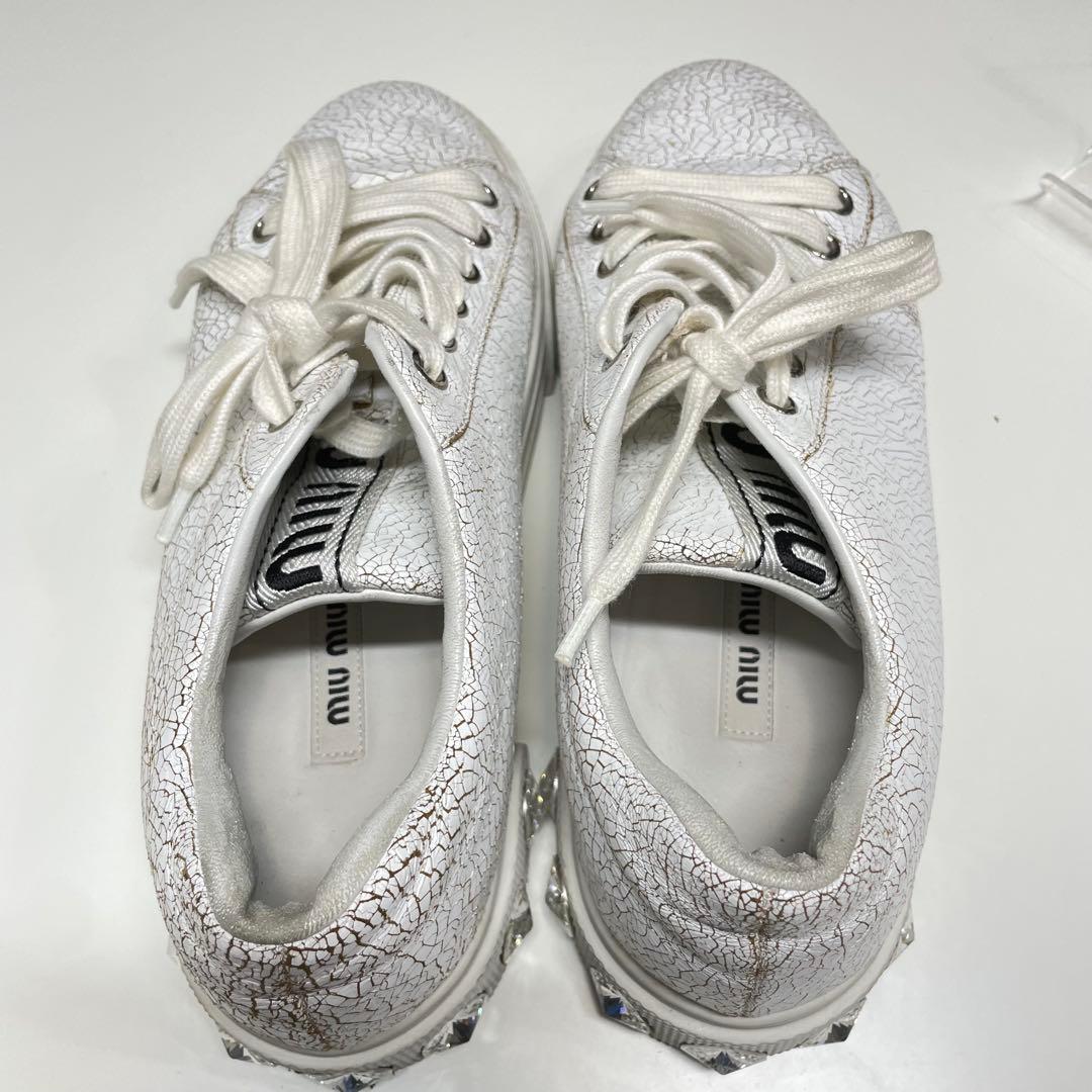 み*様 miumiu ホワイト クラック加工スニーカー クリスタル付き