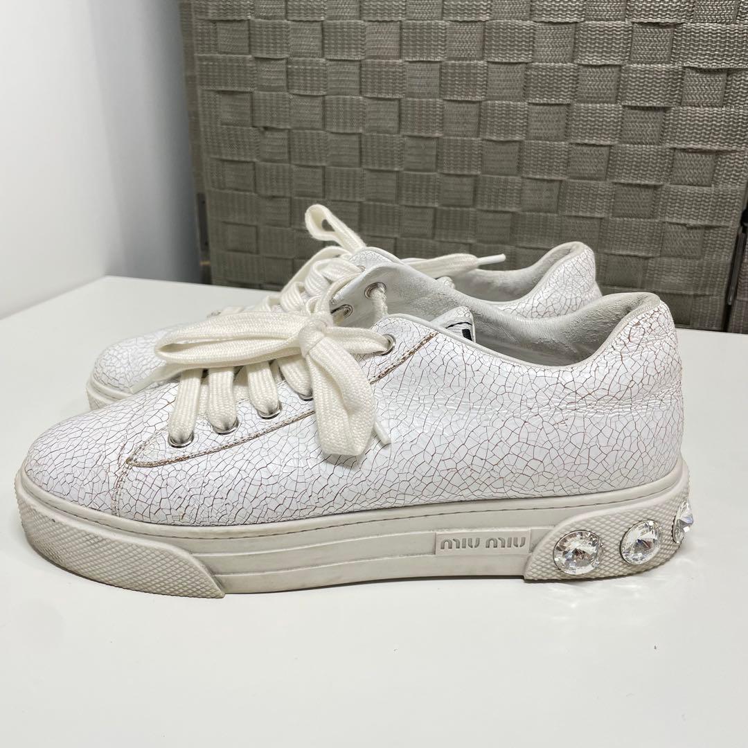 み*様 miumiu ホワイト クラック加工スニーカー クリスタル付き