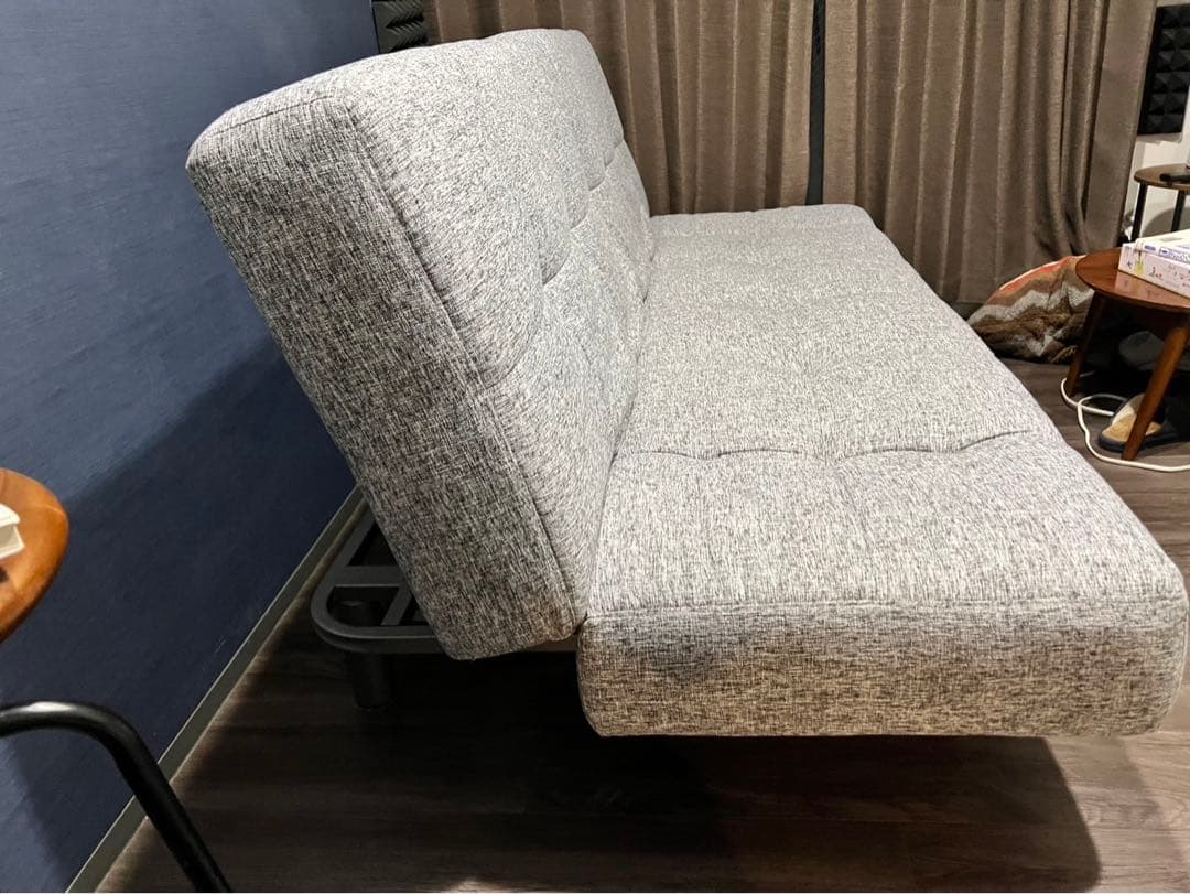 グレーのファブリックソファベッド