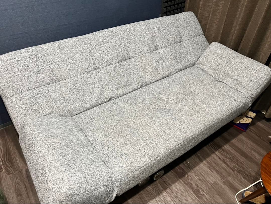 グレーのファブリックソファベッド