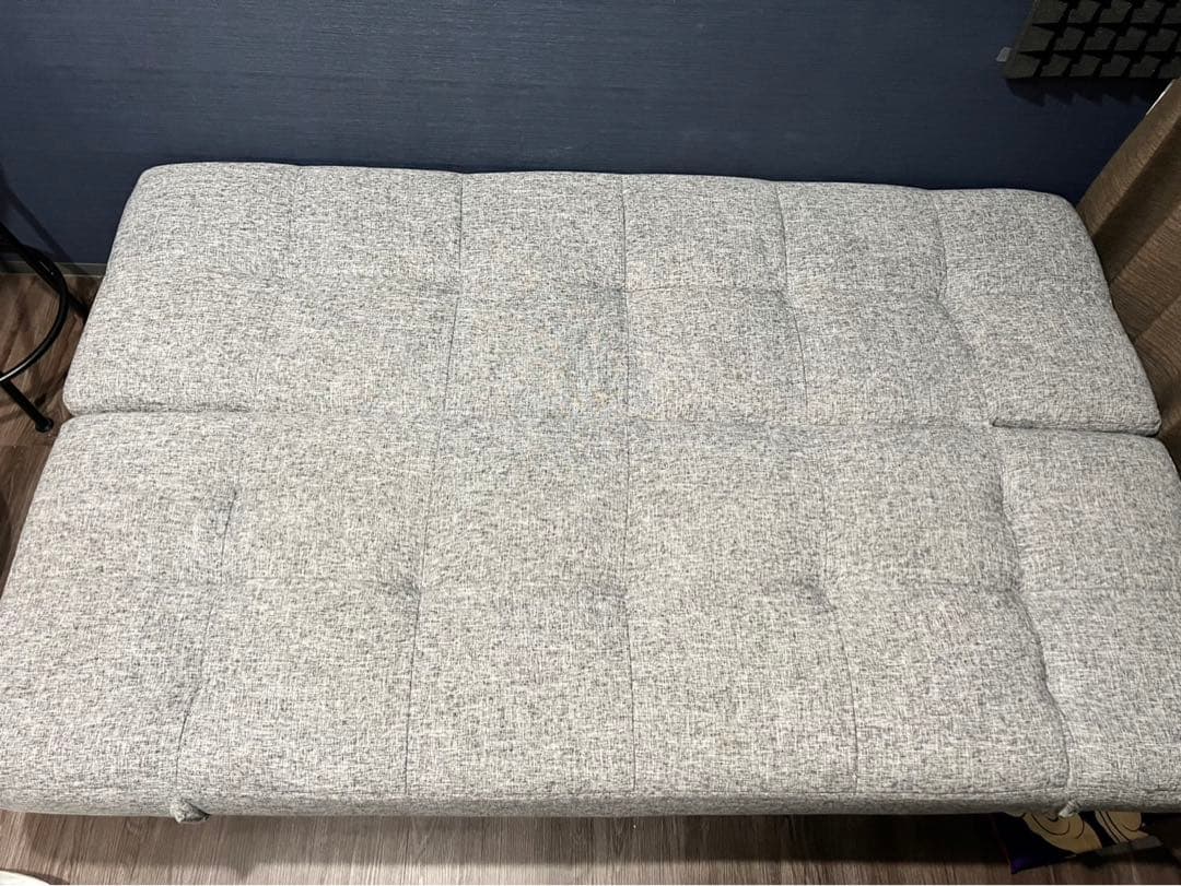 グレーのファブリックソファベッド