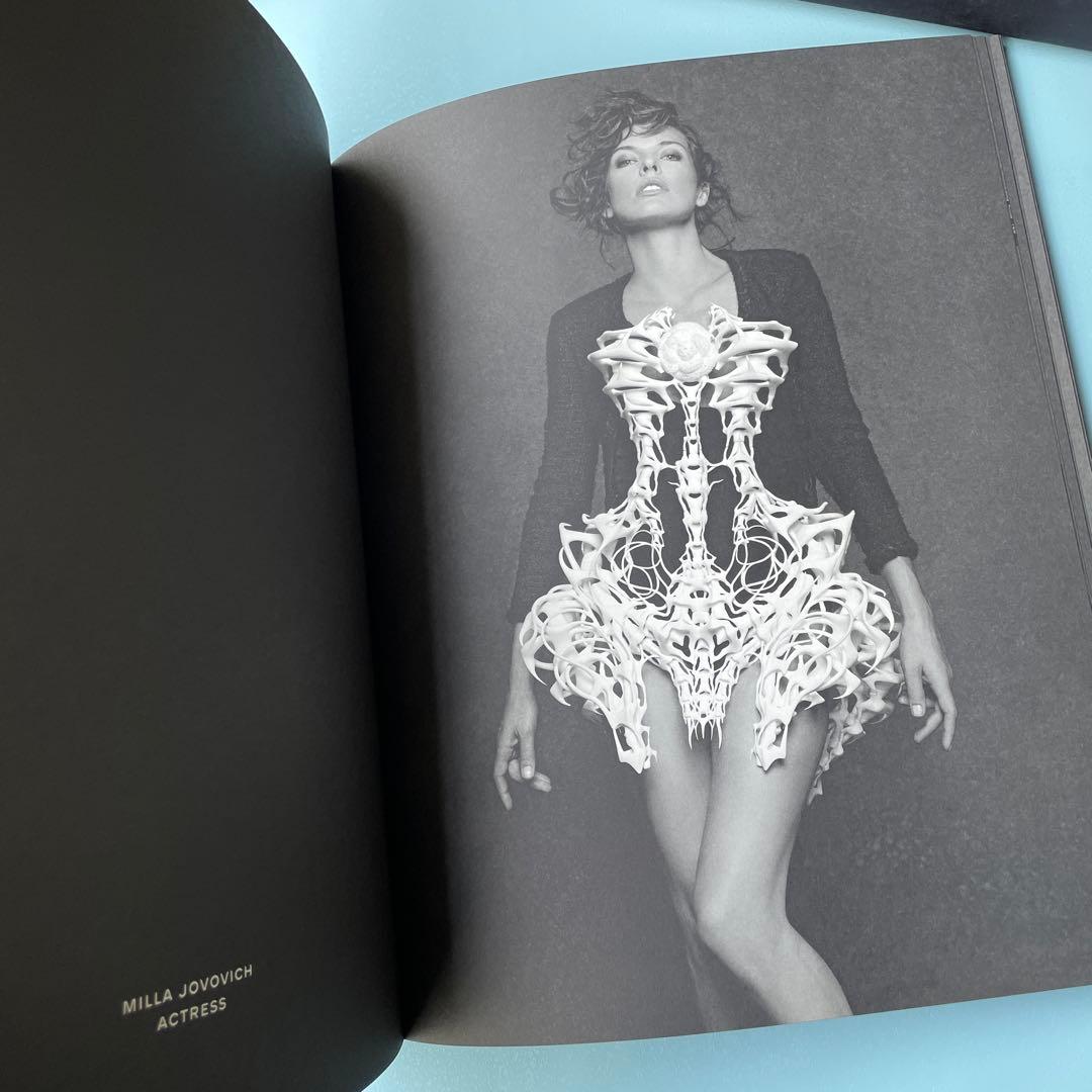 The Little Black Jacket 写真集 シャネル