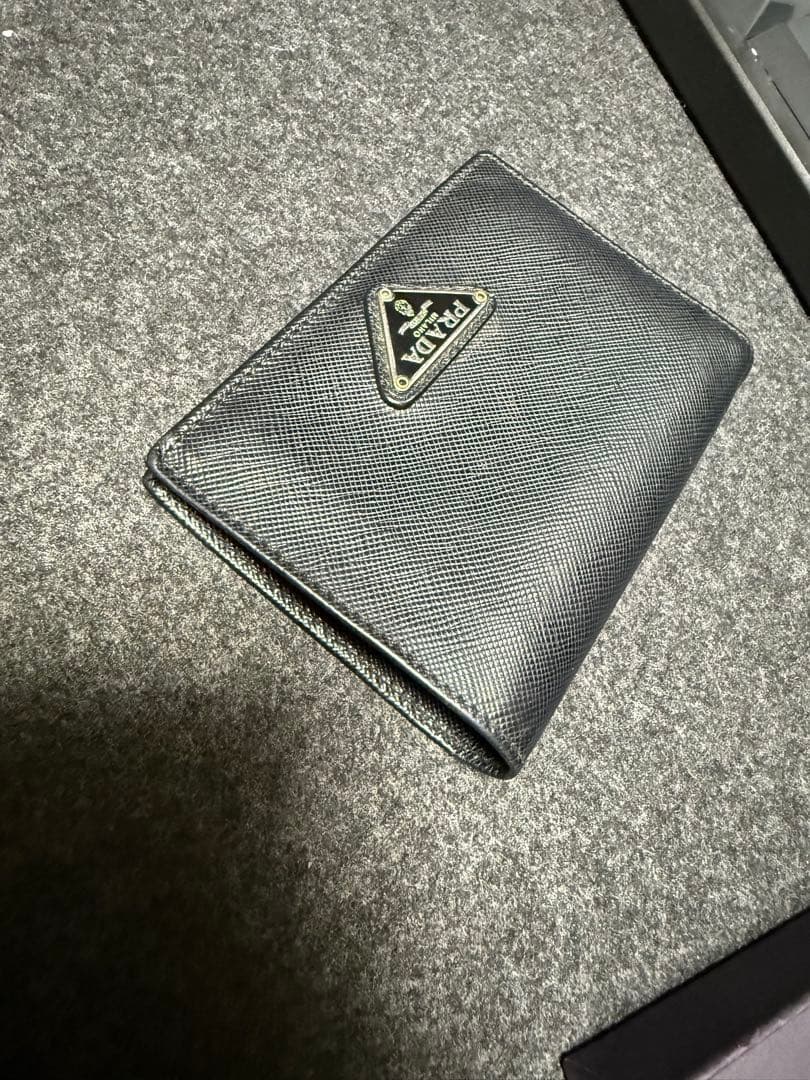 美品　PRADA サフィアーノレザー 二つ折り財布 ブラック