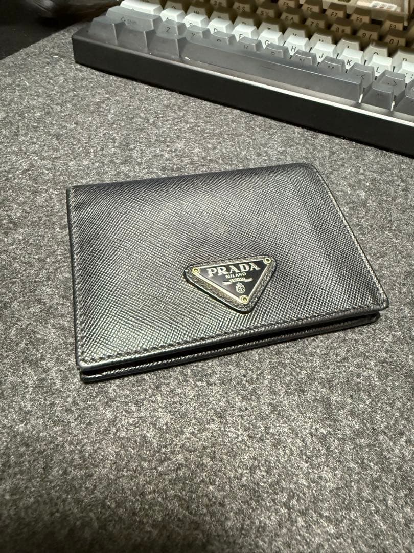 美品　PRADA サフィアーノレザー 二つ折り財布 ブラック