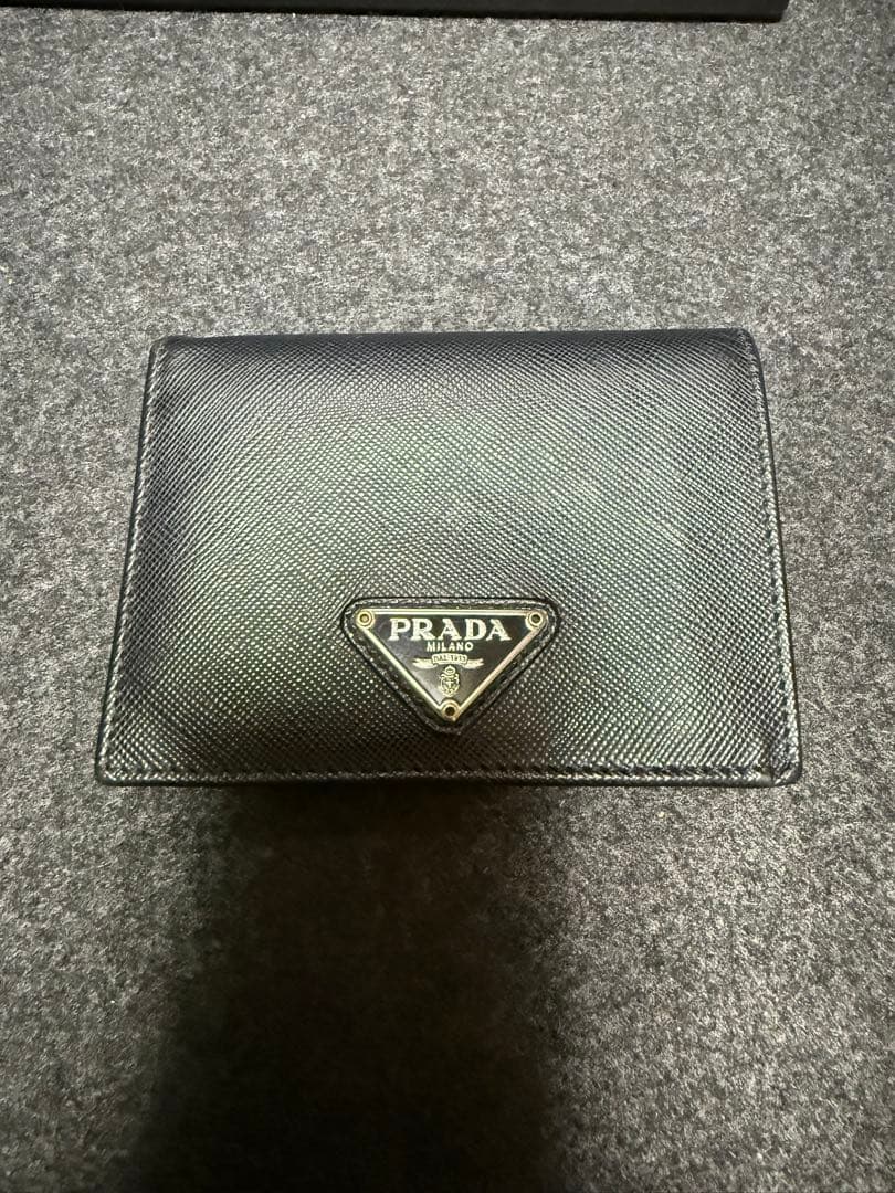 美品　PRADA サフィアーノレザー 二つ折り財布 ブラック