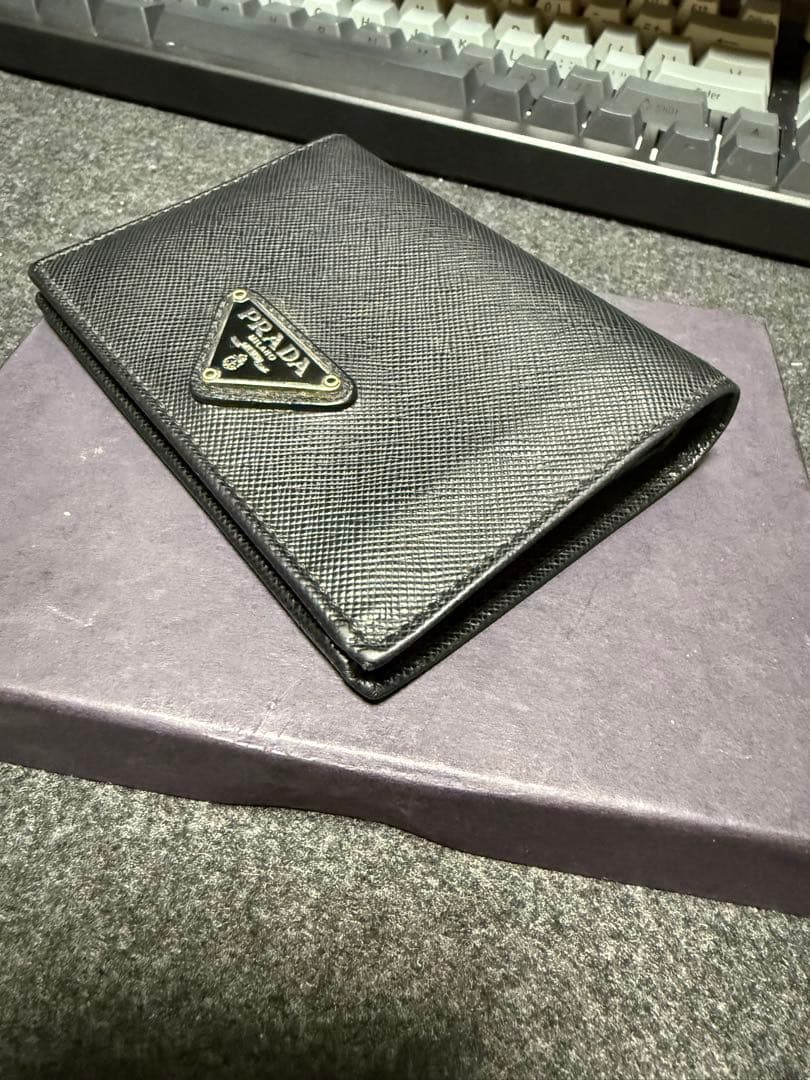 美品　PRADA サフィアーノレザー 二つ折り財布 ブラック