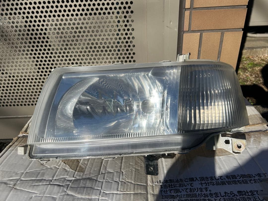 トヨタTOYOTAプロボックス　ヘッドライト