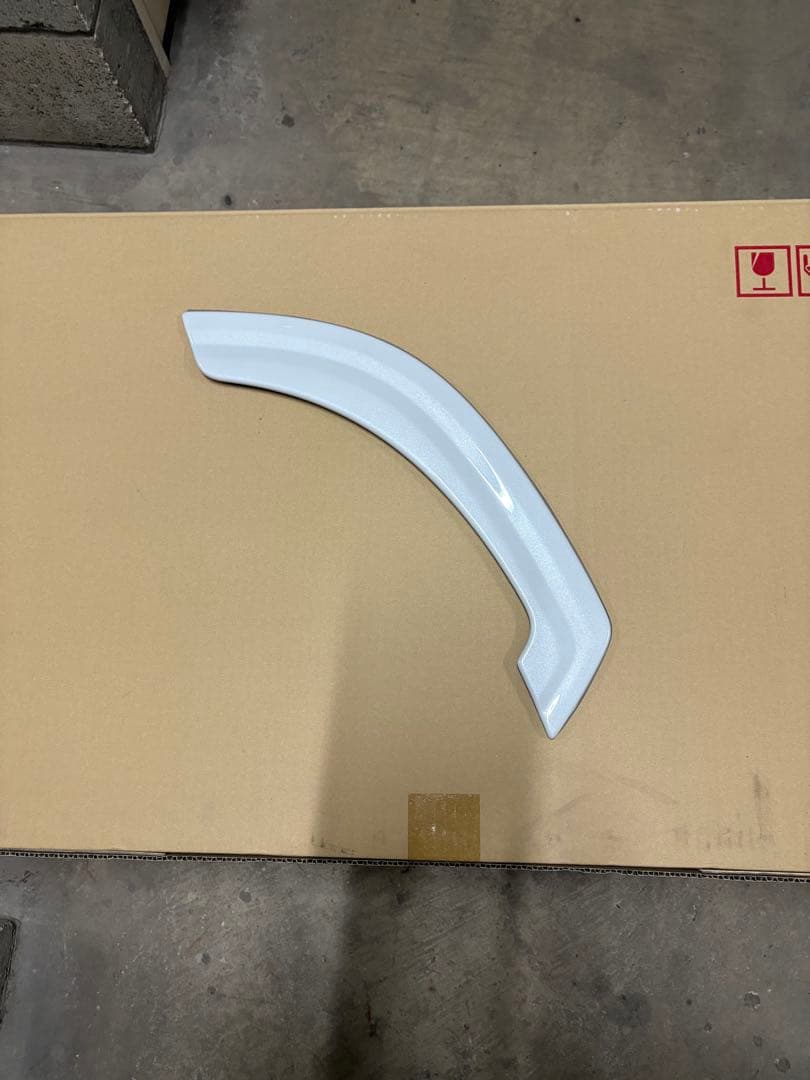 カローラクロス前期　モデリスタカラードフェンダ 左右フェンダー、右リヤドアのみ