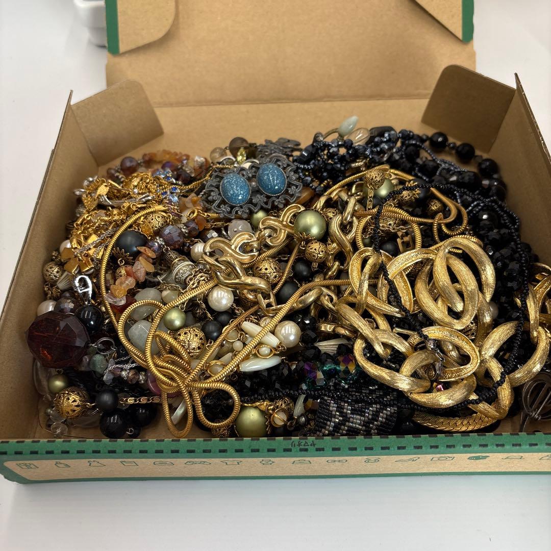 イミテーション　アクセサリー　まとめ売りセット約2キロ
