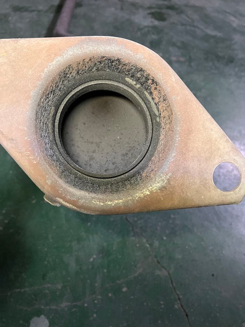 た*き様 トヨタ マフラー　触媒　ZWR80 ハイブリッド