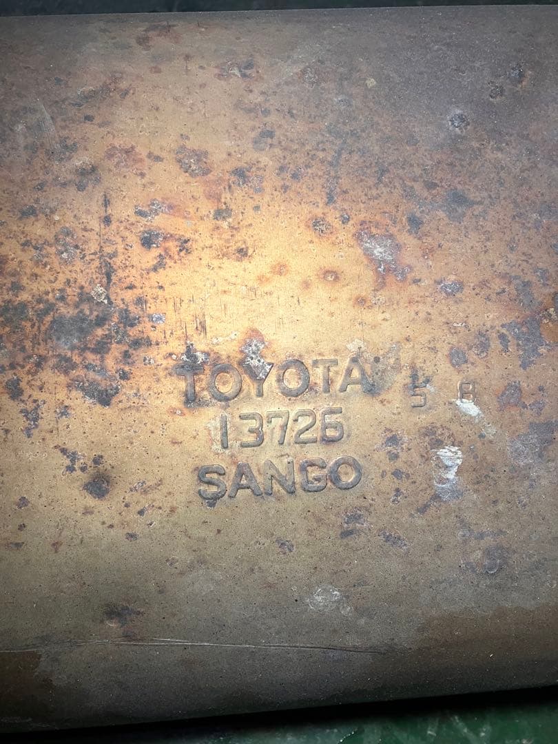 た*き様 トヨタ マフラー　触媒　ZWR80 ハイブリッド