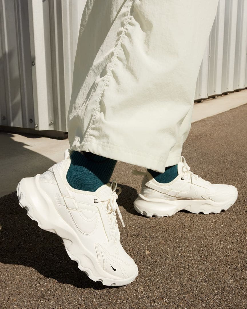 【ほぼ新品】NIKE WMNS TC7900 dd9682-100 25.5cm