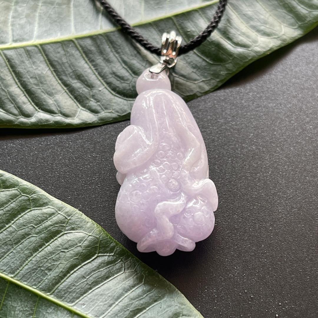 鑑別書付・無処理天然ミャンマー産本翡翠白菜ラベンダー金運アップペンダント8174