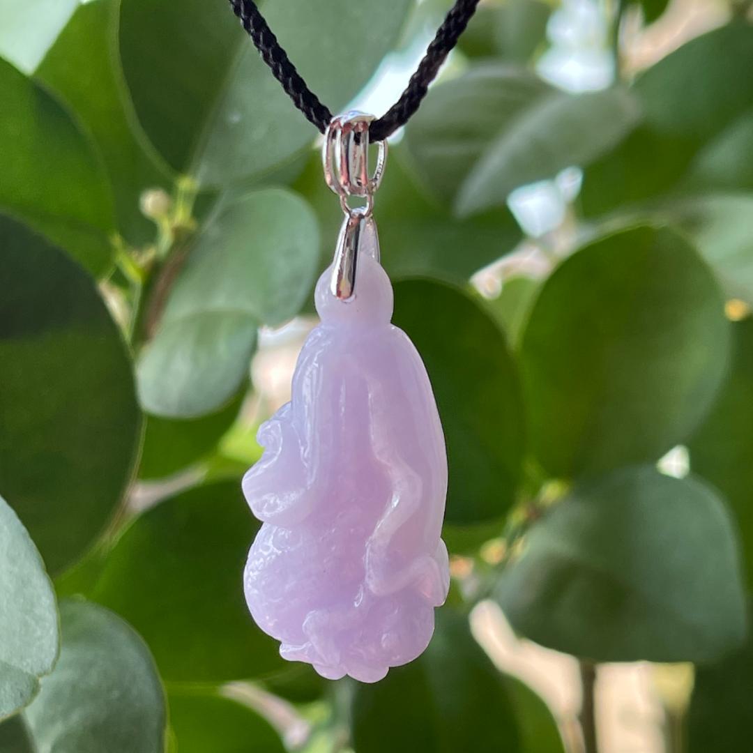 鑑別書付・無処理天然ミャンマー産本翡翠白菜ラベンダー金運アップペンダント8174