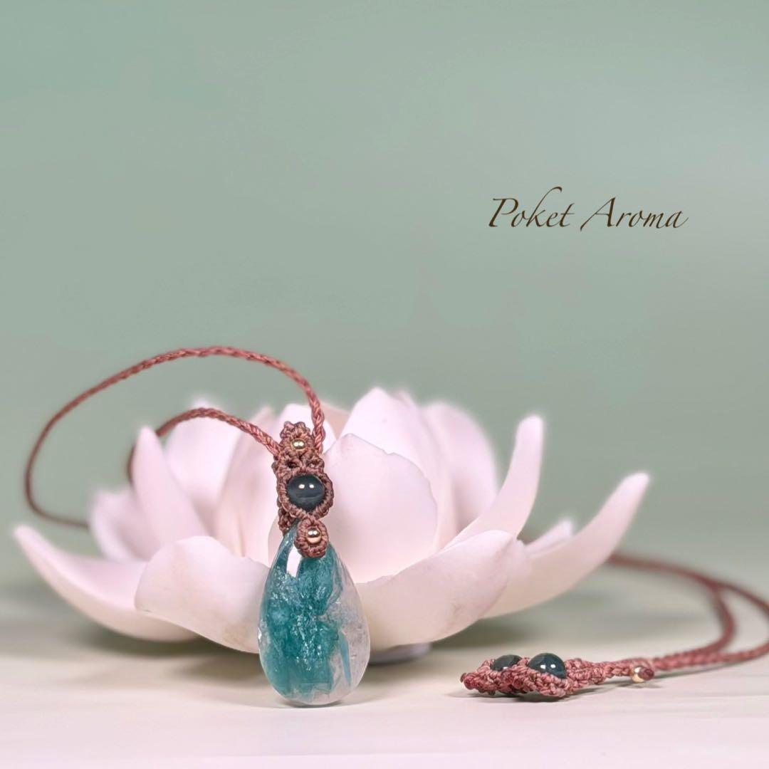 『翠流泉』フックサイトシリカとブルー翡翠のマクラメペンダントネックレス