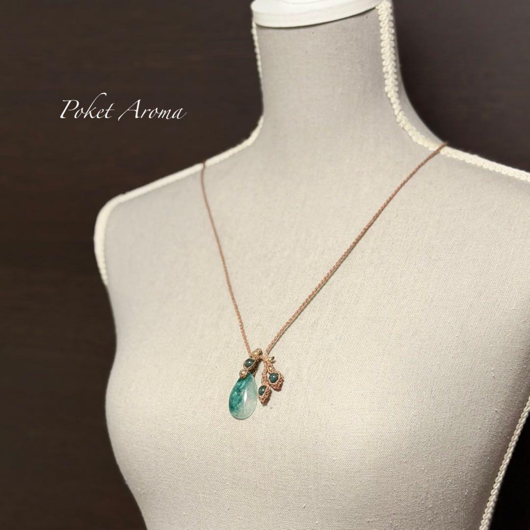 『翠流泉』フックサイトシリカとブルー翡翠のマクラメペンダントネックレス