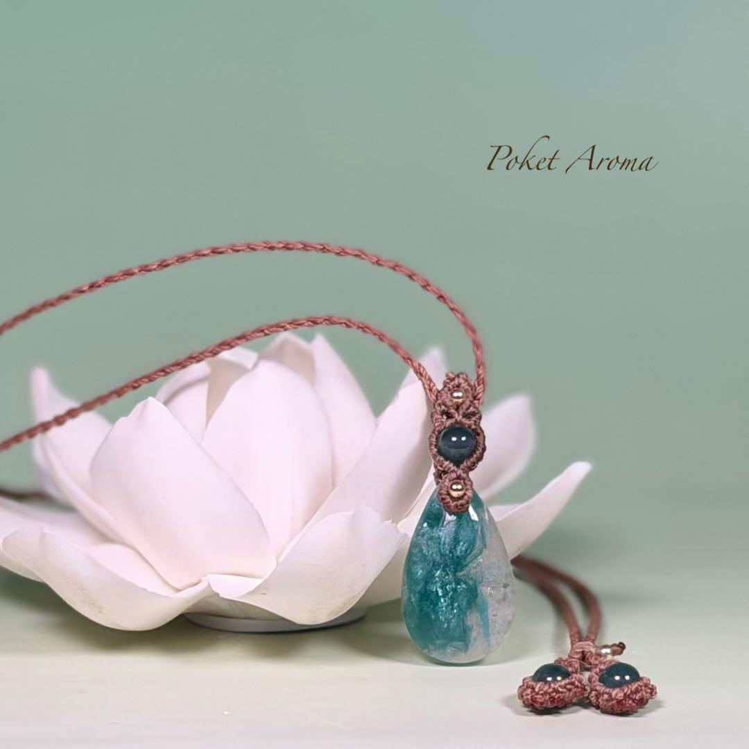 『翠流泉』フックサイトシリカとブルー翡翠のマクラメペンダントネックレス