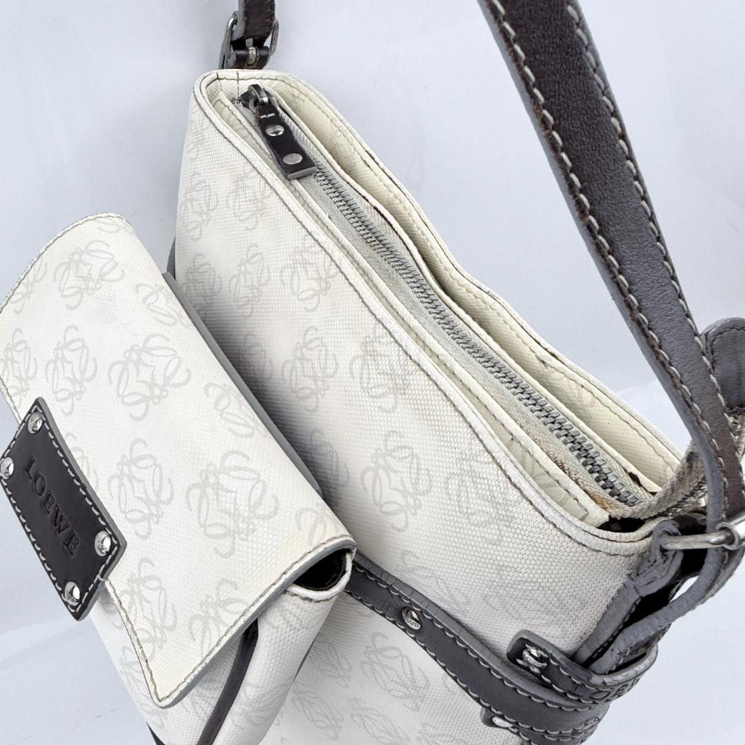 ロエベ リピートアナグラム ショルダーバッグ PVC レザー ホワイト