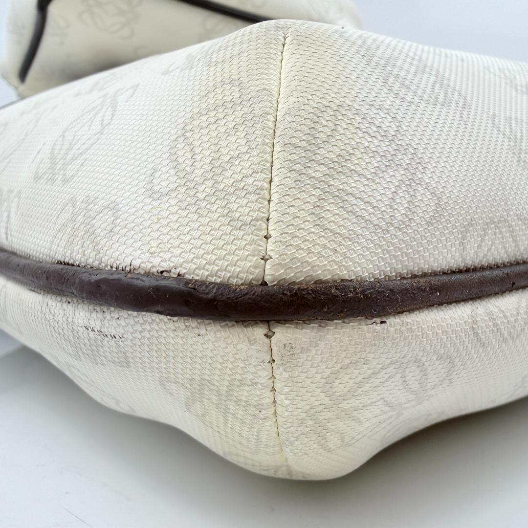 ロエベ リピートアナグラム ショルダーバッグ PVC レザー ホワイト