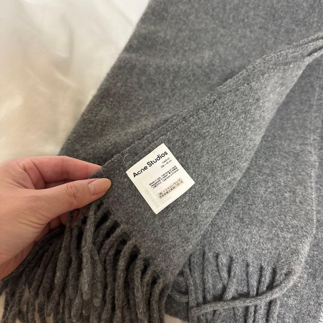 acne studios フリンジスカーフ　ナロー　グレー