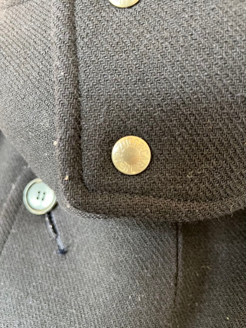 黒いウール混紡ピーコート