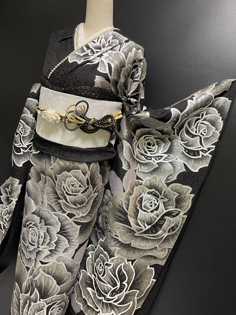 豪華絢爛金彩振袖【振袖・訪問着に◆薔薇】薔薇 黒 銀 白