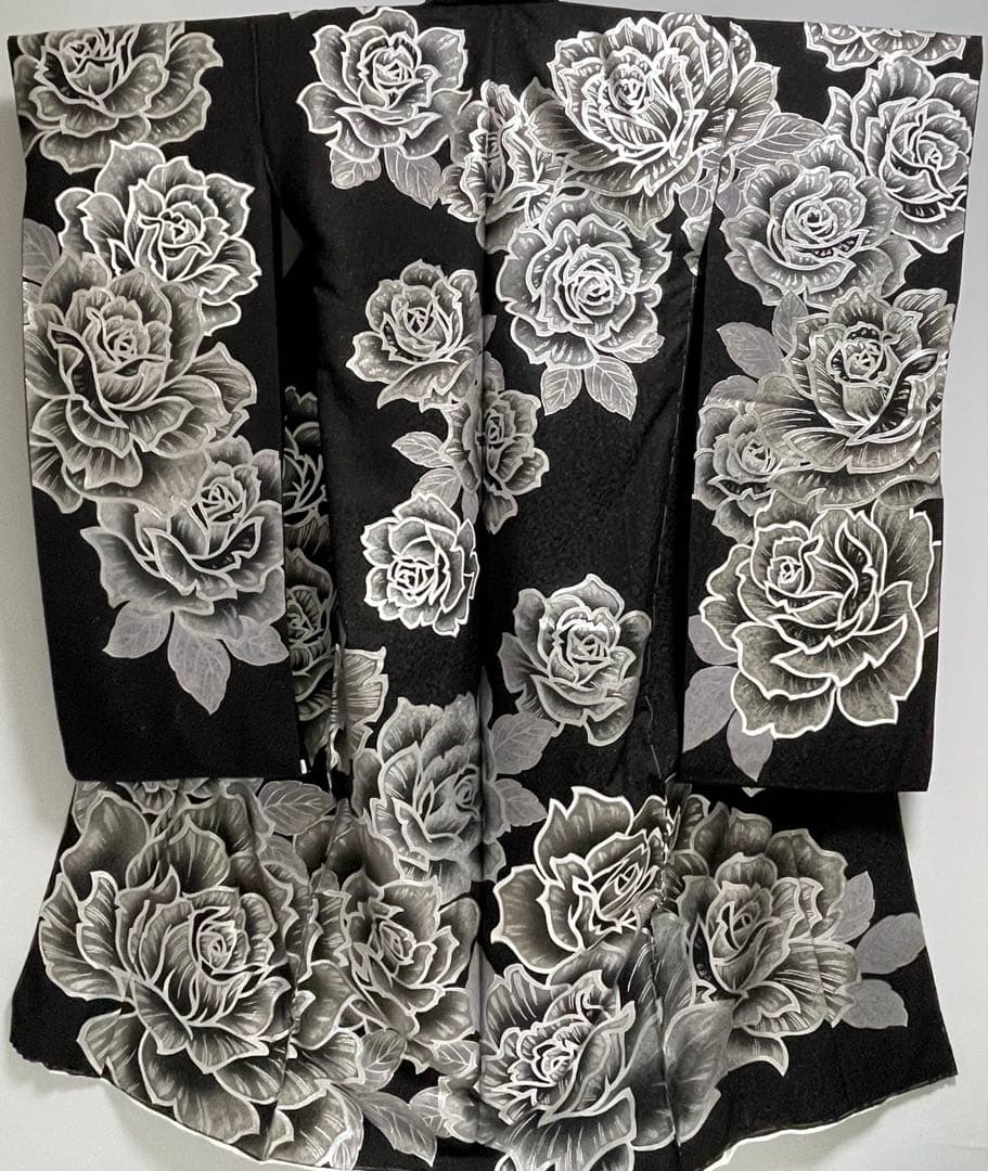 豪華絢爛金彩振袖【振袖・訪問着に◆薔薇】薔薇 黒 銀 白