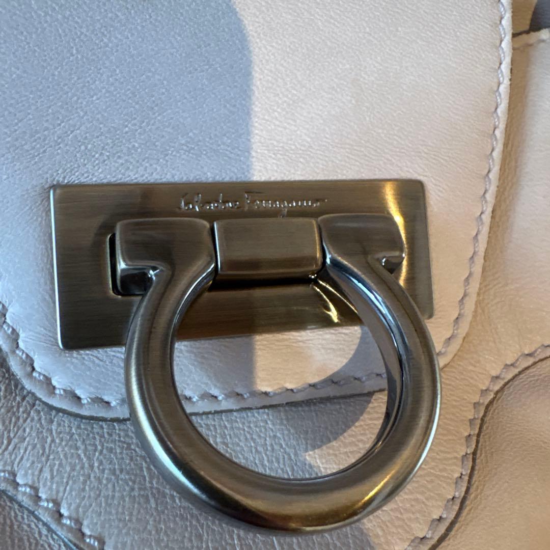 【超美品】Salvatore Ferragamoほぼ未使用級レザーバッグ