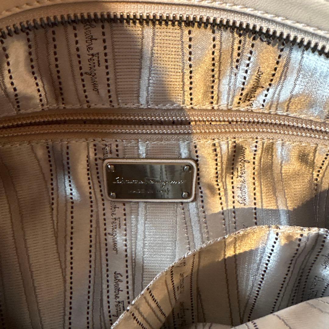 【超美品】Salvatore Ferragamoほぼ未使用級レザーバッグ