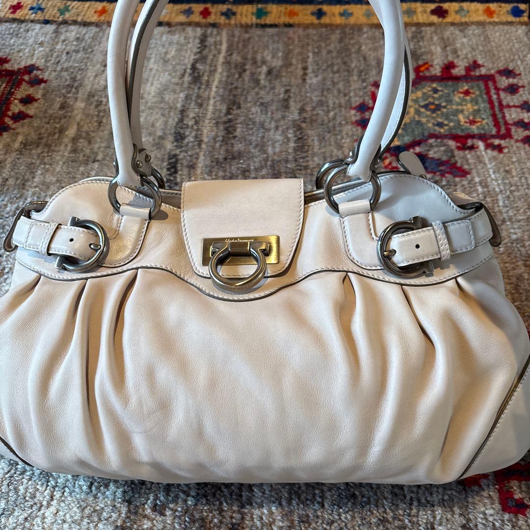 【超美品】Salvatore Ferragamoほぼ未使用級レザーバッグ