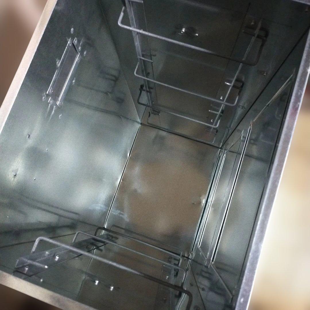 【新品・未使用!!】亜鉛引き鉄板　燻製器　ドア3つ　4段棚