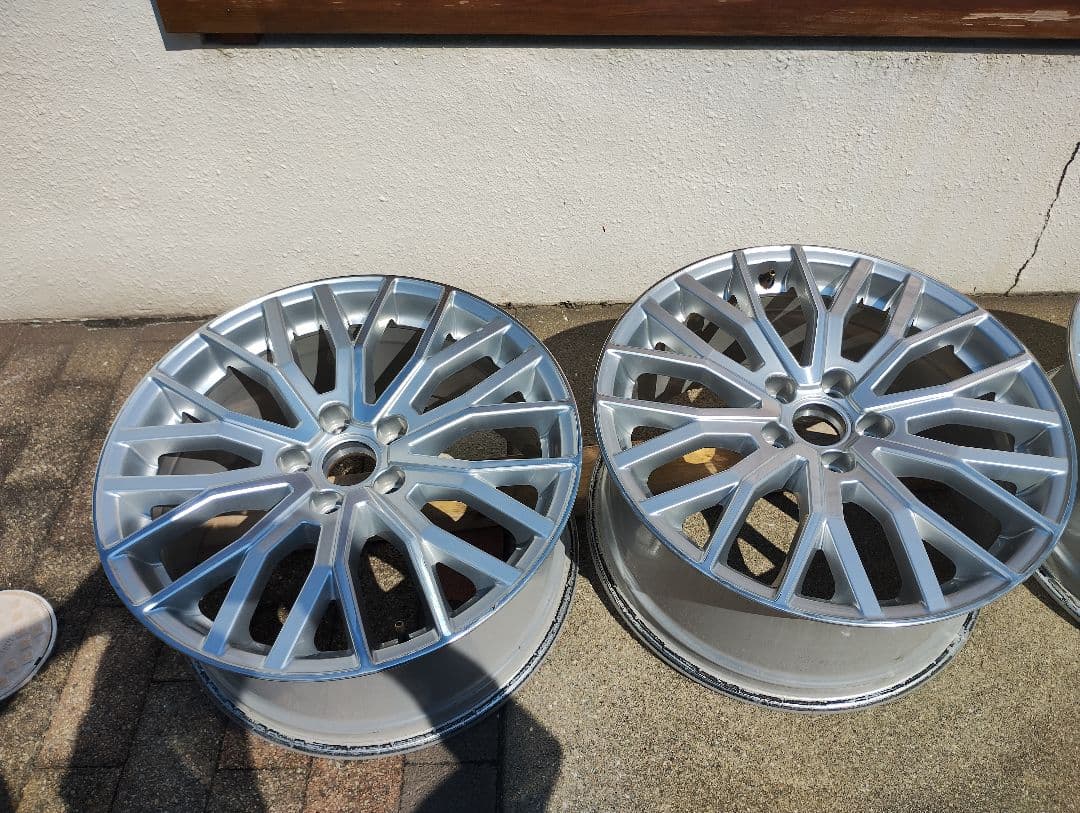 送料込み！アウディTTS純正18インチ4本 ガリ傷、塗装剥れ有り CAP付