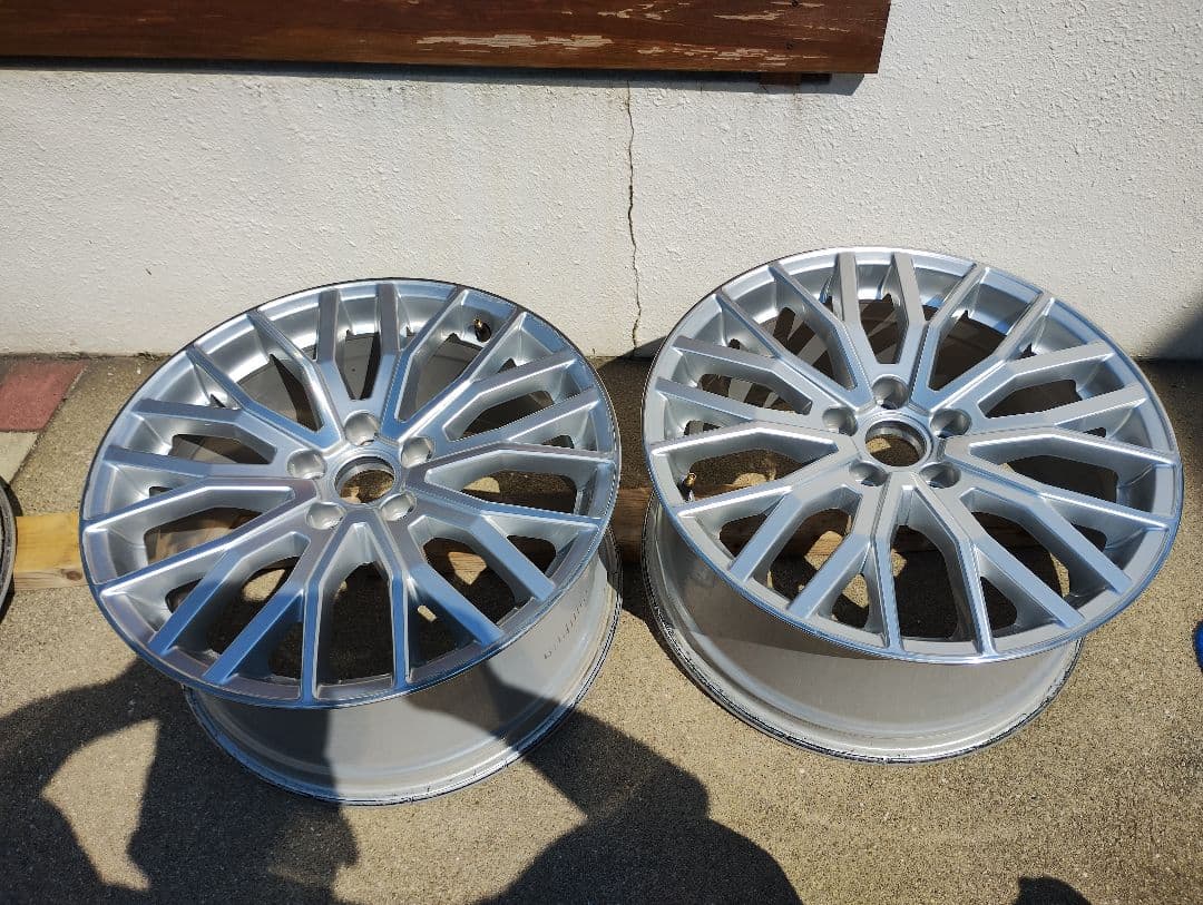 送料込み！アウディTTS純正18インチ4本 ガリ傷、塗装剥れ有り CAP付