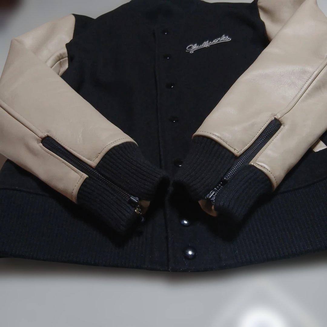ブランドコラボウール混本革牛袖スタジャン黒ベージュボーンスカルサガラ刺繍新品同様