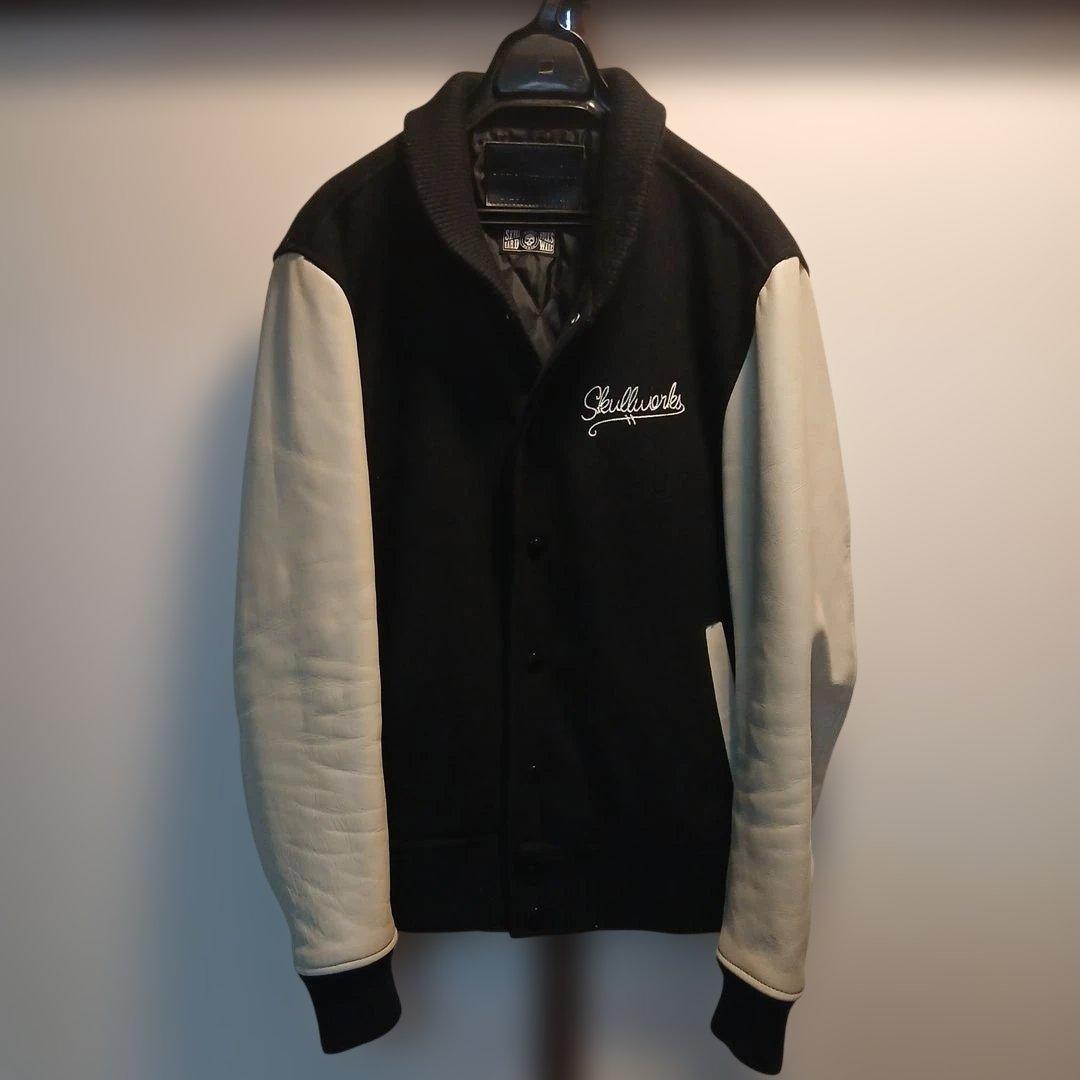 ブランドコラボウール混本革牛袖スタジャン黒ベージュボーンスカルサガラ刺繍新品同様
