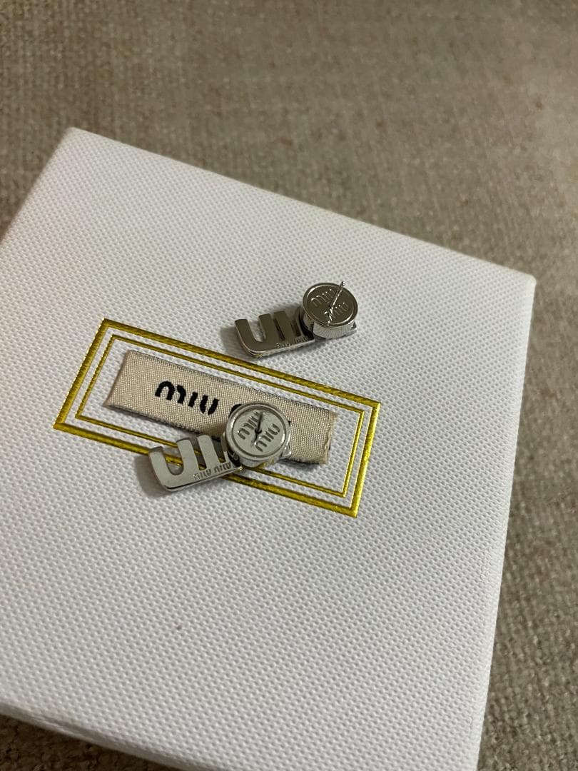 シルバー/美品 ミュウミュウ ピアス miumiu クリスタル