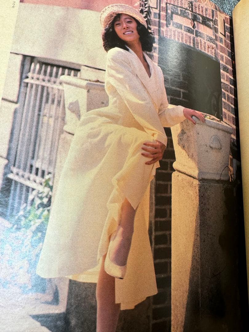 昔々の中森明菜さんの写真集です