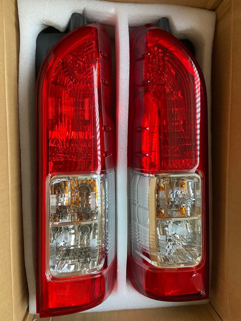 ハイエース6型純正テールランプ