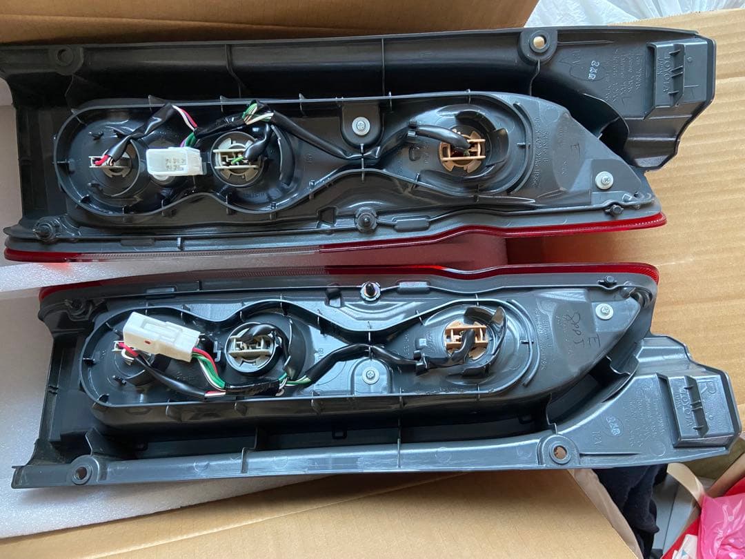 ハイエース6型純正テールランプ