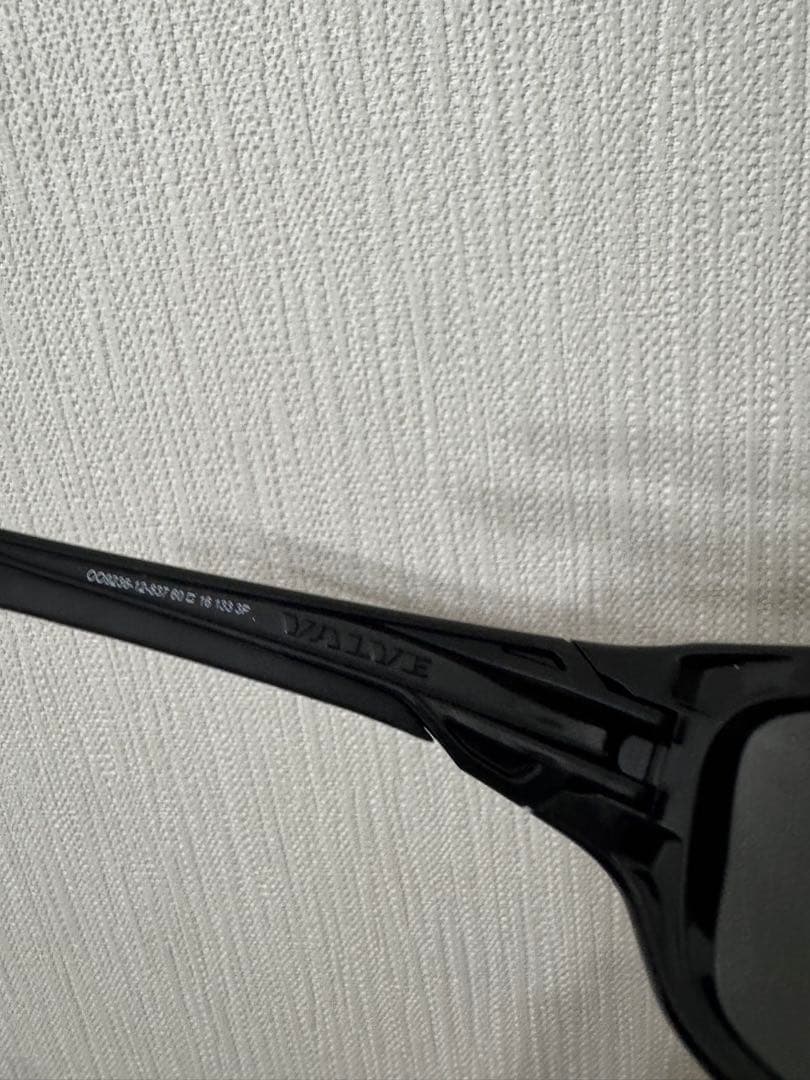 Oakley valve サングラス