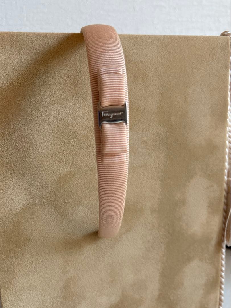 フェラガモ　カチューシャ　ピンク　細タイプ